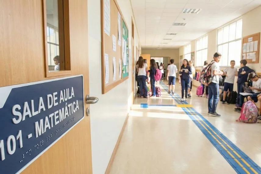 Acessibilidade em Escolas e o MEC: Guia de Sinalização Tátil e Piso Tátil (NBR 9050)