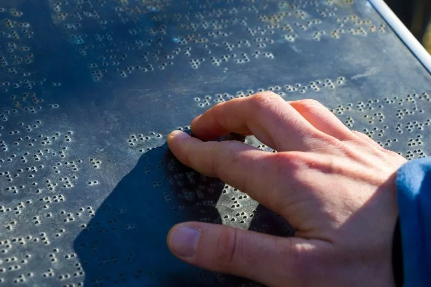 Placa Braille: PS, ACM ou acrílico? Guia de Materiais