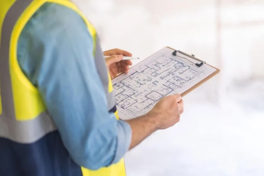 NBR 9050 e NBR 16537: O Checklist Conformidade para Sinalização Tátil (2026)