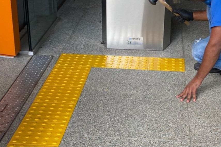 Piso Tátil PVC ou Inox: Qual Escolher para Seu Projeto? [Guia Comparativo 2026]