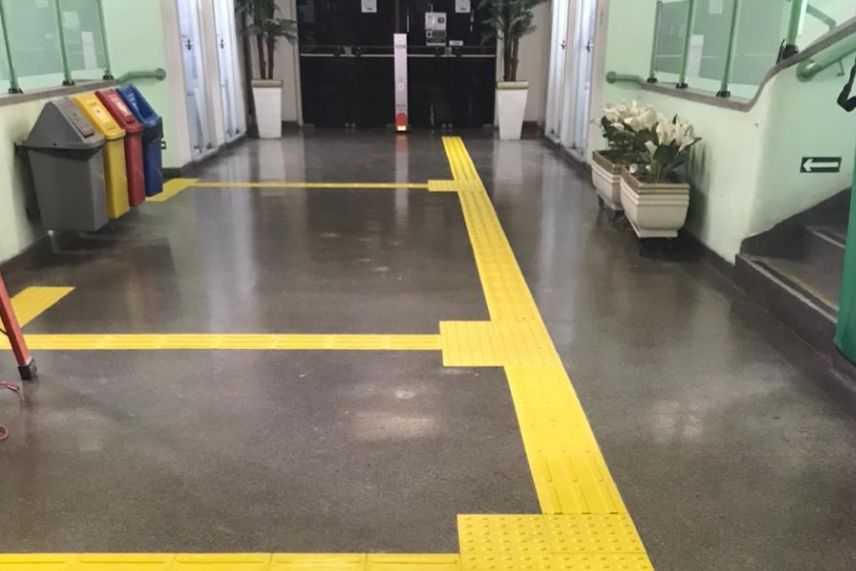 Acessibilidade em Escolas e o MEC: Guia de Sinalização Tátil e Piso Tátil (NBR 9050)