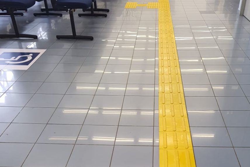 NBR 9050 e NBR 16537: O Checklist Conformidade para Sinalização Tátil (2026)